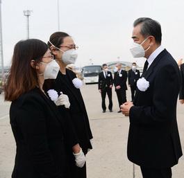 王毅：王毅赴机场接已故中国驻以色列大使杜伟大使回家：我们会永远怀念他