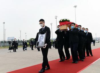王毅：王毅赴机场接已故中国驻以色列大使杜伟大使回家：我们会永远怀念他