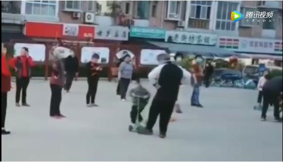 广场舞老人故意绊倒小孩引关注,79岁老太已委托儿女道歉,律师:老人或涉嫌故意伤害