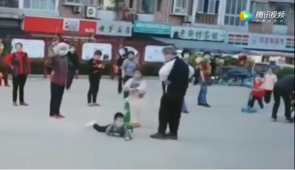 广场舞老人故意绊倒小孩引关注,79岁老太已委托儿女道歉,律师:老人或涉嫌故意伤害