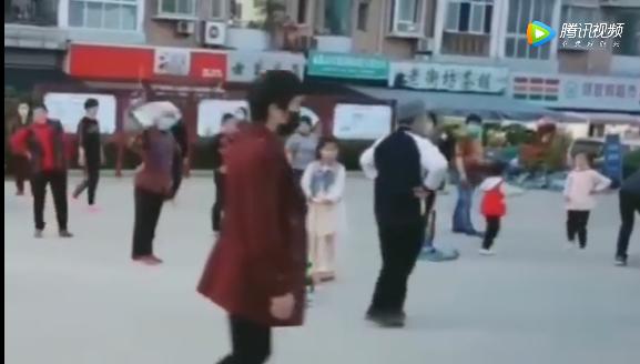 『小男孩』成都一79广场舞大妈故意绊倒5岁男童，律师：老人行为是故意伤害