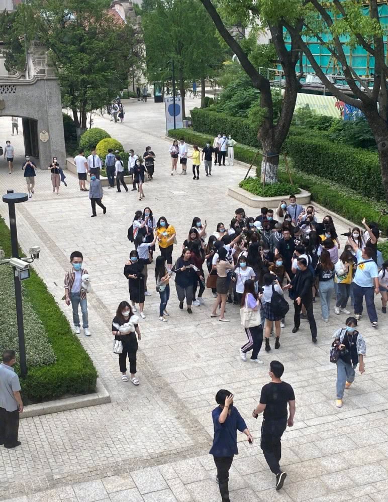 「虞书欣」综艺感十足!李佳琦直播叫错虞书欣名字,虞书欣反击:不要紧,许佳琪