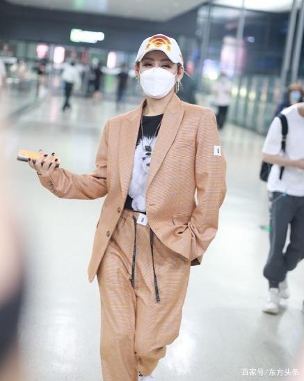 #选秀#想要争C位太拼了!48岁宁静机场跳舞,扭得超有女团范