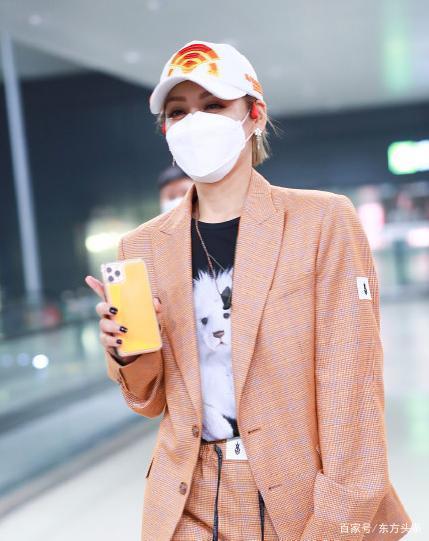 #选秀#想要争C位太拼了!48岁宁静机场跳舞,扭得超有女团范