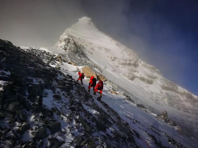 静态观测@巅峰时刻！中国珠峰高程测量登山队今登顶成功