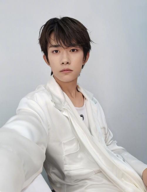 易烊千玺唱歌视频完整版 IMGb8ca3abea89354279249143.jpeg