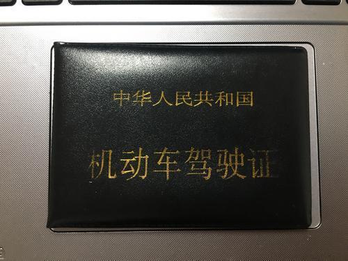 不仅能骑摩托还能开车了!王一博拿到驾照,激动晒照