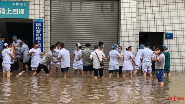 《【星图注册平台】致敬！乐山一医院医护在洪水中转移200箱病历，每箱80斤重》