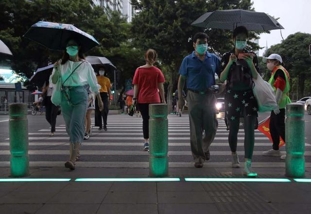 警示低头族!广州启用“地上红绿灯”