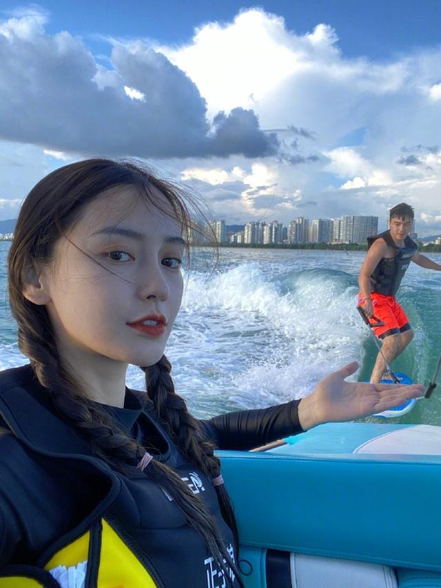 认真的女孩最美angelababy冲浪翻车现场掉进海里也不忘比心