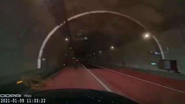 魂都吓出来!高速隧道竟然站了个人!网友:这谁能看得到