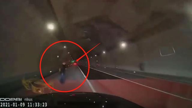 魂都吓出来!高速隧道竟然站了个人!网友:这谁能看得到