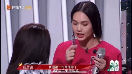 舞台经验|临场反应能力太绝了！杨丞琳边唱边接住耳环，继续唱高音