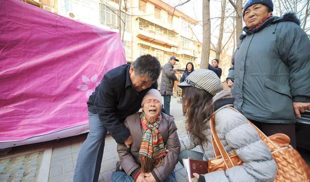 老人|有一种老人，活着“生不如死”！8旬老人摔骨折7个儿女放弃治疗，令人心寒