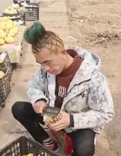 发型|河北小贩顶着“菠萝头”卖菠萝，自称换发型后日销800斤，网友灵魂发问：要是卖榴莲怎么办？