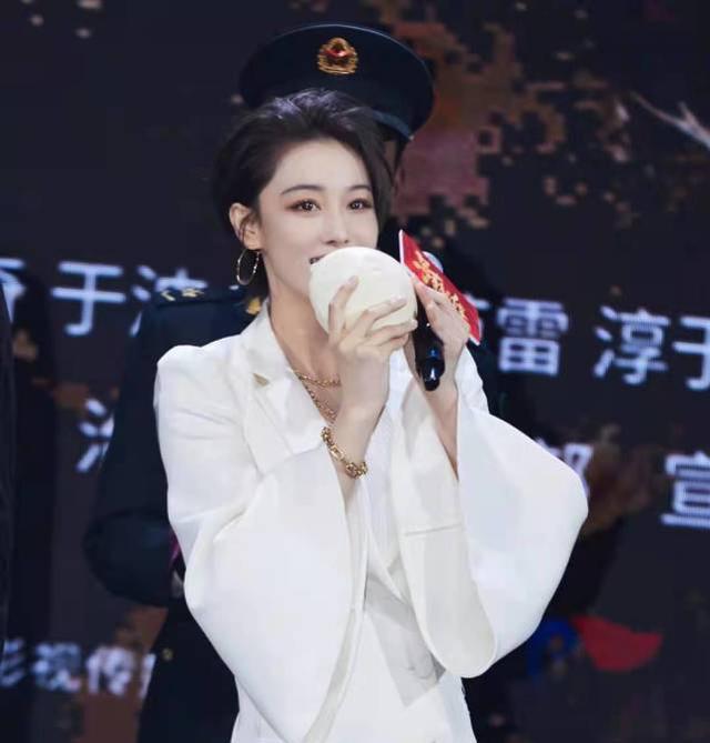 乱摸|怀孕了？张馨予：这几天馒头主食吃太多了