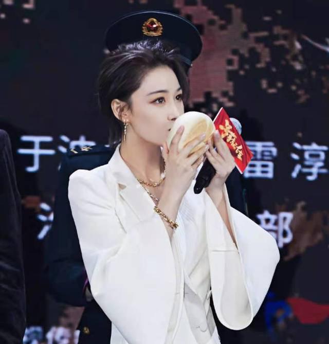 乱摸|怀孕了？张馨予：这几天馒头主食吃太多了