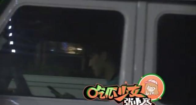 交通法规|开车玩手机还插队进入主车流，何洛洛为违反交通法规道歉