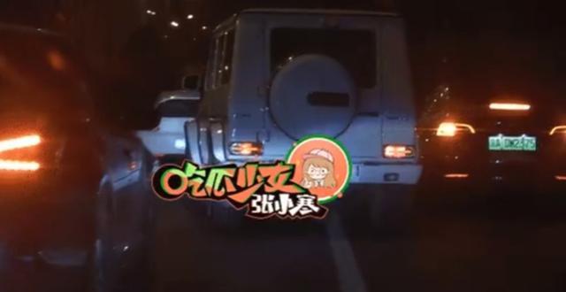 交通法规|开车玩手机还插队进入主车流，何洛洛为违反交通法规道歉