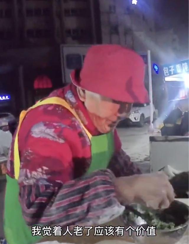 网友|96岁奶奶深夜摆摊30年！她的这席话，网友：通透又潇洒