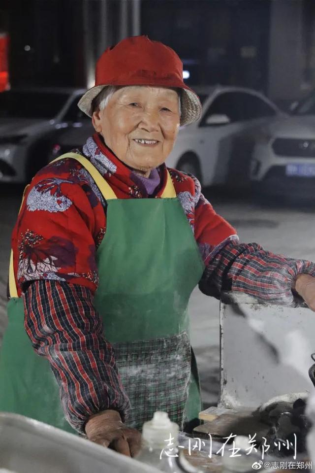 网友|96岁奶奶深夜摆摊30年！她的这席话，网友：通透又潇洒
