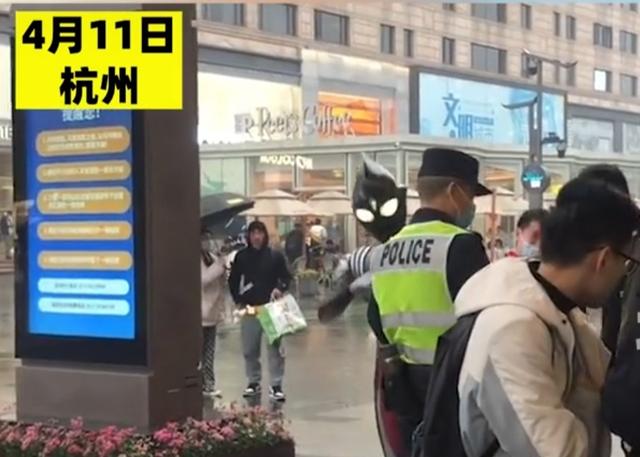 视频|奥特曼？那也得有身份证！杭州闹市一男子扮奥特曼引围观，安保人员：请出示身份证