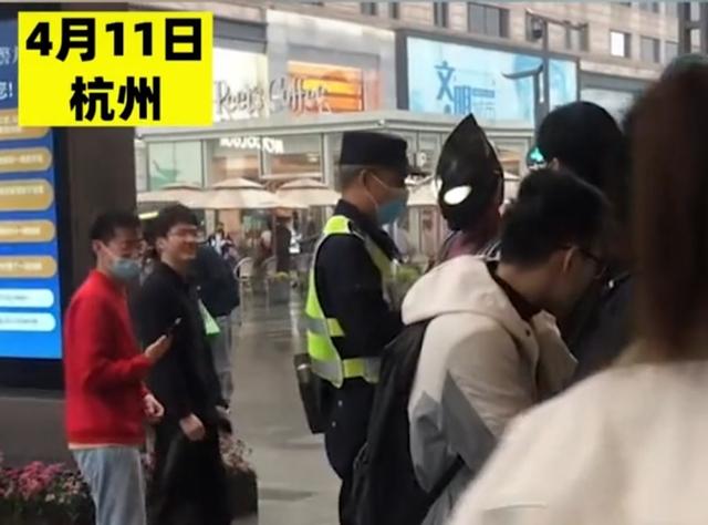 视频|奥特曼？那也得有身份证！杭州闹市一男子扮奥特曼引围观，安保人员：请出示身份证
