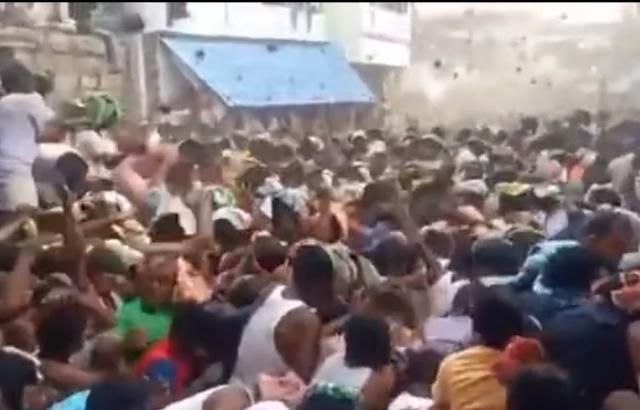 Kairuppala|粪便满天飞!印度上千村民互扔牛粪送祝福