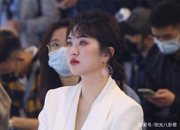 乡镇|被嘲像乡镇企业家！任正非女儿姚安娜车展生图引争议