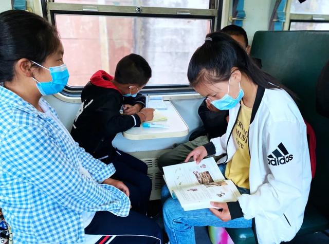 游客|这样的烟火气，你爱了吗？四川一火车上有猪羊成群穿行，背后故事告诉你