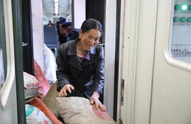 游客|这样的烟火气，你爱了吗？四川一火车上有猪羊成群穿行，背后故事告诉你