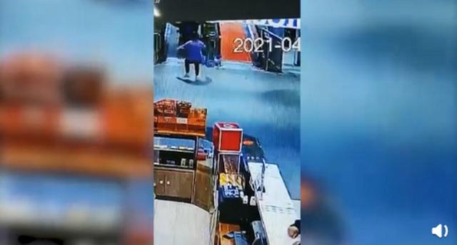 轮椅|揪心！贵州凯里一女子用身体挡住失控轮椅，老人获救