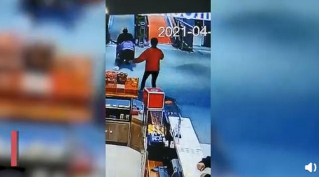 轮椅|揪心！贵州凯里一女子用身体挡住失控轮椅，老人获救