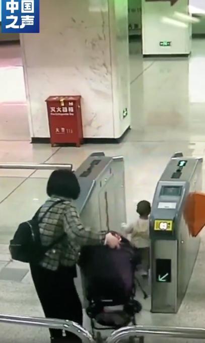 轮椅|揪心！贵州凯里一女子用身体挡住失控轮椅，老人获救
