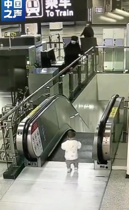 轮椅|揪心！贵州凯里一女子用身体挡住失控轮椅，老人获救