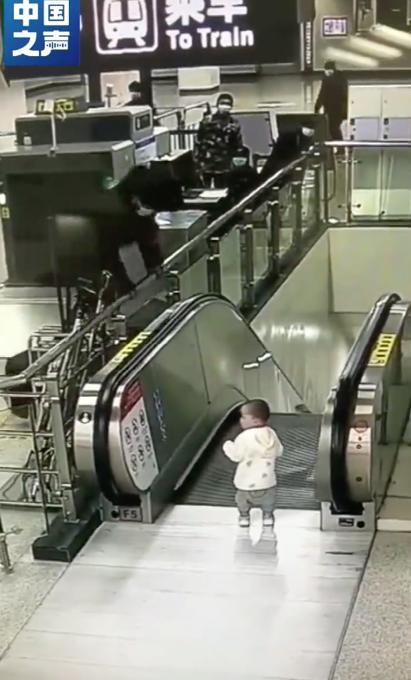 轮椅|揪心！贵州凯里一女子用身体挡住失控轮椅，老人获救