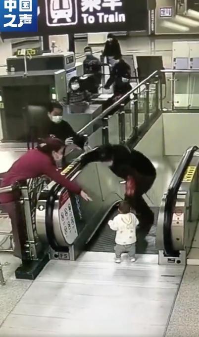 轮椅|揪心！贵州凯里一女子用身体挡住失控轮椅，老人获救