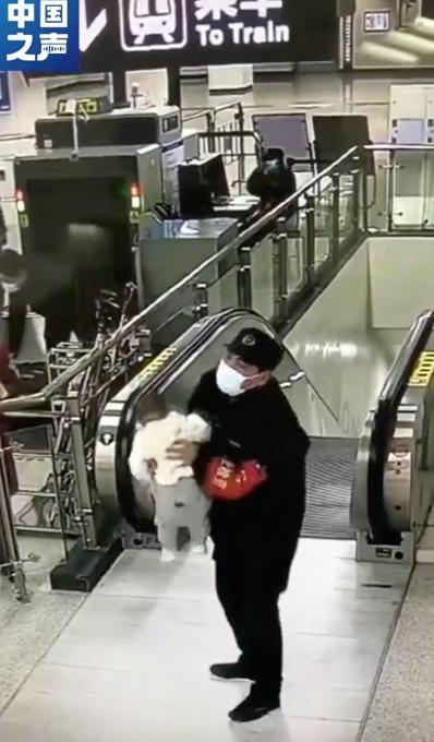 轮椅|揪心！贵州凯里一女子用身体挡住失控轮椅，老人获救