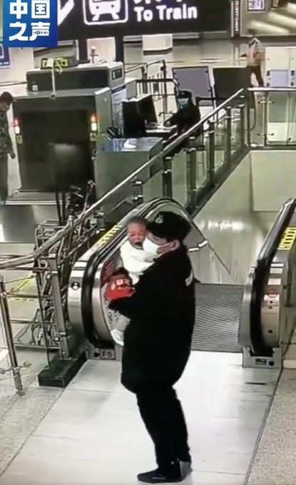 轮椅|揪心！贵州凯里一女子用身体挡住失控轮椅，老人获救