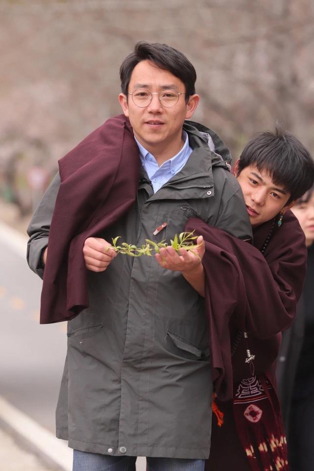 老板|丁真和老板的合照有故事感 谁不想要这样的好老板呢?