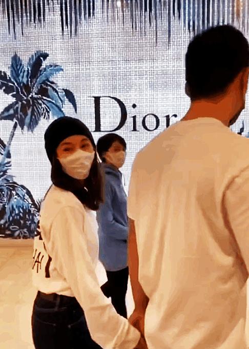 吴永恩|热恋中女生的样子！王子文吴永恩牵手逛街被目击，眉眼透露着幸福