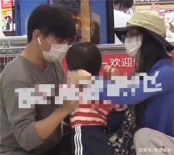 刘诗诗|秒变“奶爸”!吴奇隆刘诗诗一家三口逛超市,2岁步步软萌可爱