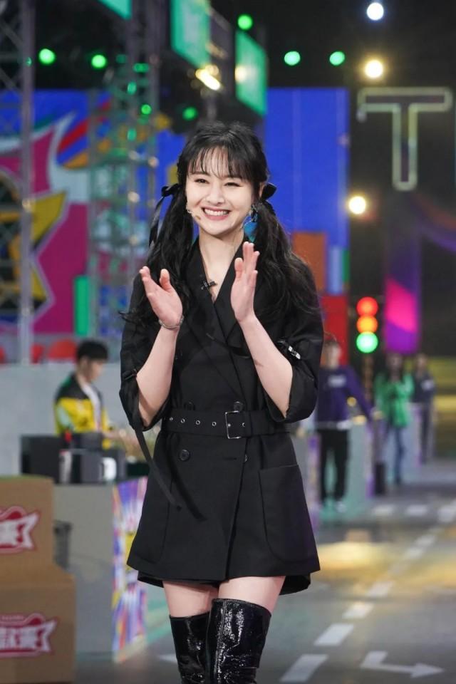 郑爽|媒体揭秘天价片酬套路 演员高片酬致＂五毛特效＂频现