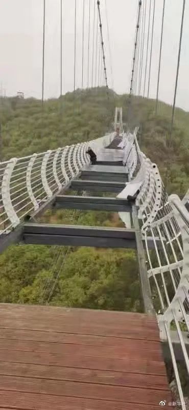 琵岩山|惊险！突遇强对流天气，吉林一景区高空栈道玻璃掉落