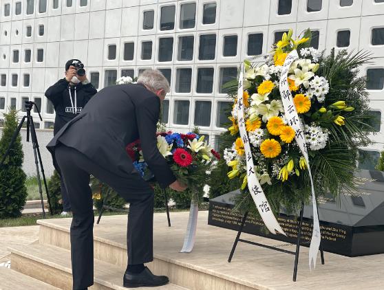 北约|不能忘却的纪念！驻塞使馆凭吊北约轰炸中牺牲的烈士