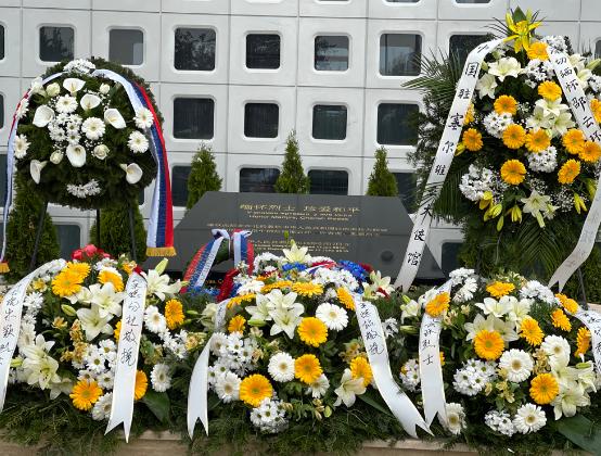 北约|不能忘却的纪念！驻塞使馆凭吊北约轰炸中牺牲的烈士