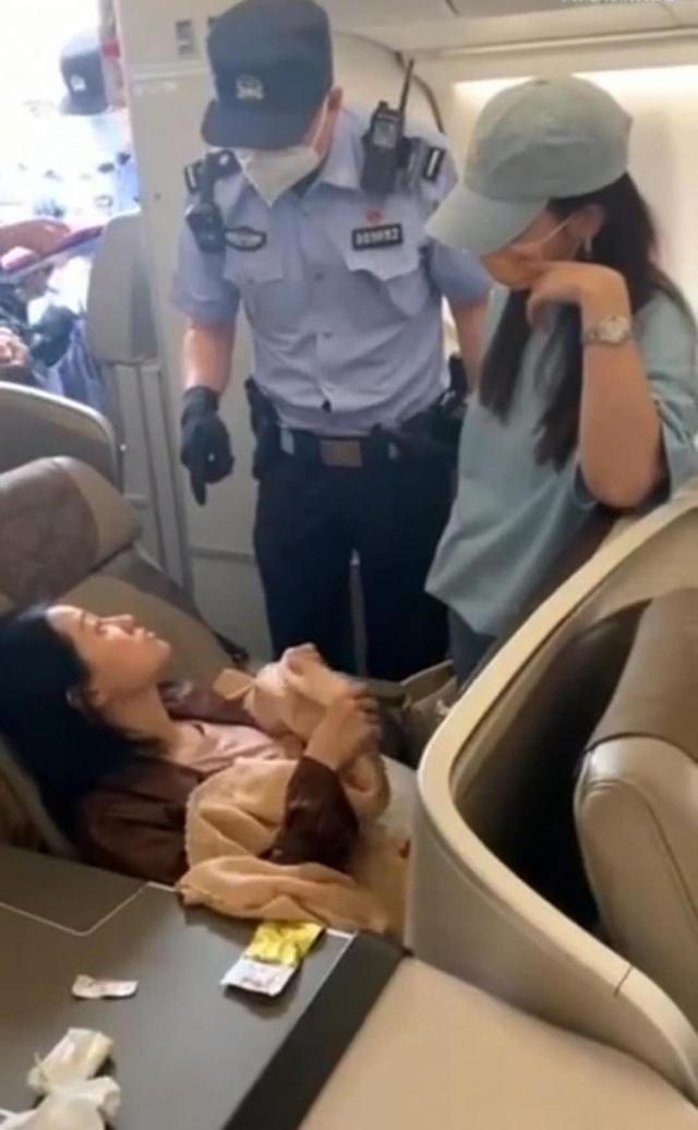 首都机场|警方通报女子占座致航班滑回 民警劝离不听用毯子蒙住头