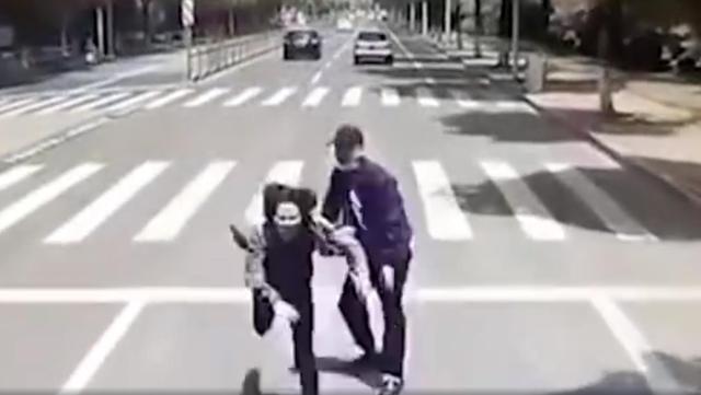 公交车|警方通报男子将女友推向公交车 网友众怒纷纷要求严惩