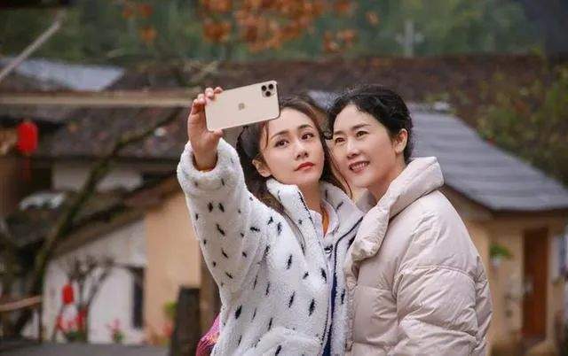 合照|刘芸晒妈妈照片被辱骂 怒怼网友:再骂姐绝对让你付出代价