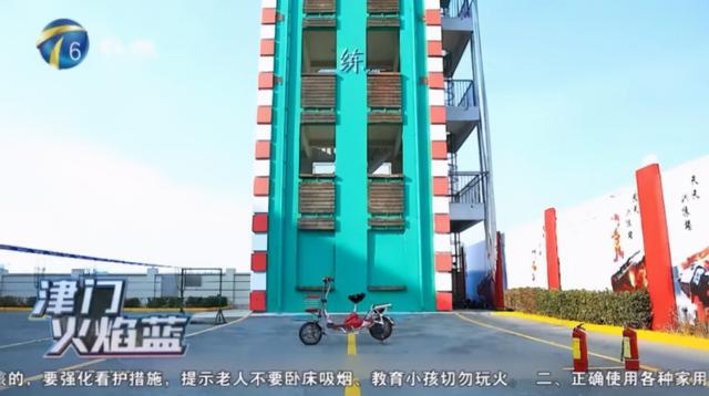 婴儿|可怕！电动车进电梯瞬间爆燃，一名5个月大婴儿未脱离危险